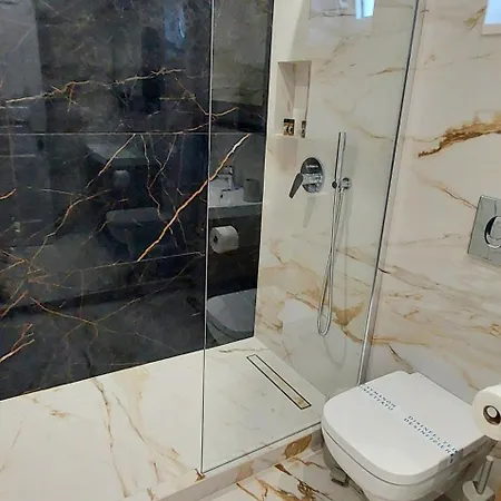 Electra & Pool Lejlighed