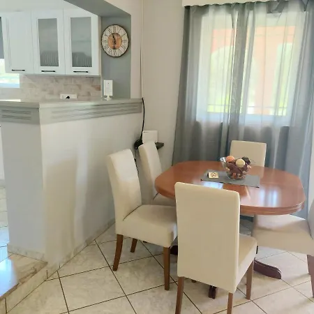 Electra & Pool Gaios